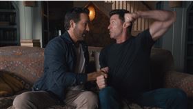 萊恩雷諾斯（左）與休傑克曼開始比手畫腳。（圖／翻攝自YouTube）