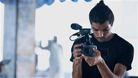 FX30採用新款2,010萬畫素APS-C Exmor R™CMOS背照式感光元件具備多元影像規格。（圖／Sony Taiwan提供）