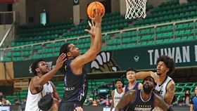 T1例行賽　雲豹不敵英熊（2）台灣職籃T1聯盟例行賽程持續進行，5日下午在天母體育館由桃園雲豹隊與台灣啤酒英熊隊交手，雲豹洋將戴維斯（Deyonta Davis）（持球者）突破防守上籃，但雲豹終場仍不敵台啤攻勢吞敗。中央社記者裴禛攝　111年4月5日