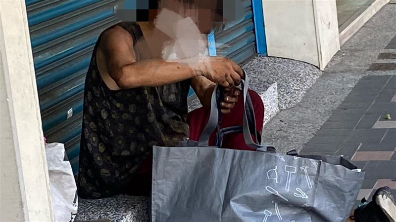 老人蹲路邊縫補手提袋　她1舉動超暖心