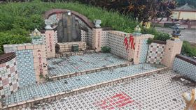 花蓮吉安墓碑遭噴漆 花蓮縣警察局吉安分局29日接獲通報指出，永吉5街墓園有民眾糾紛，員警到場發現1名蔡姓男子以油漆噴灑他人墓碑，當場逮捕帶回詢問，經調查發現，蔡男先前參與法拍買下這筆土地，疑因遷葬不順利，便以噴漆方式告知墓主家屬限期遷移。（吉安警分局提供）中央社記者張祈傳真  111年9月29日