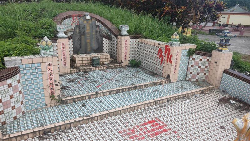 買地送墳墓？新地主「噴漆求遷」反遭逮