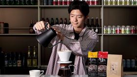 看準800億黑金商機，PChome 24h購物全新服務「Roast to Order」現烘咖啡登場。（圖／網家提供）
