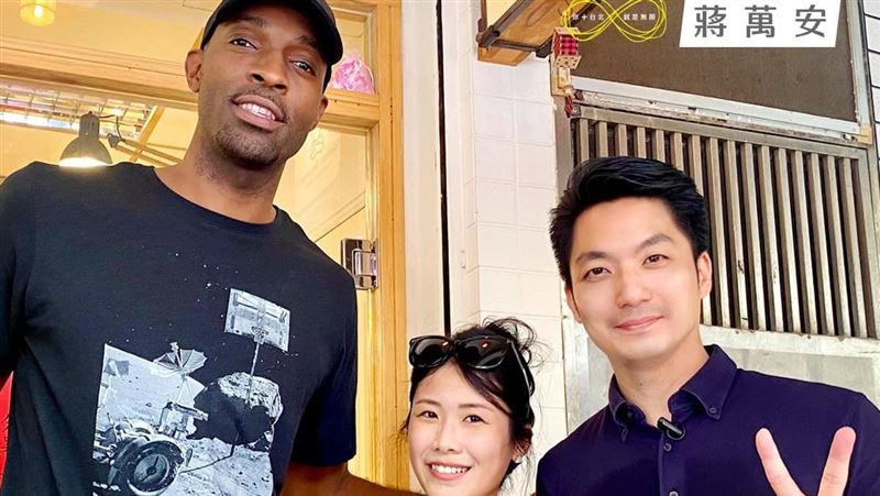 蔣萬安合照戴維斯　莊瑞雄批：蹭熱度