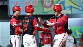 ▲味全龍吉力吉撈鞏冠擊出第10發全壘打。（圖／味全龍球團提供）