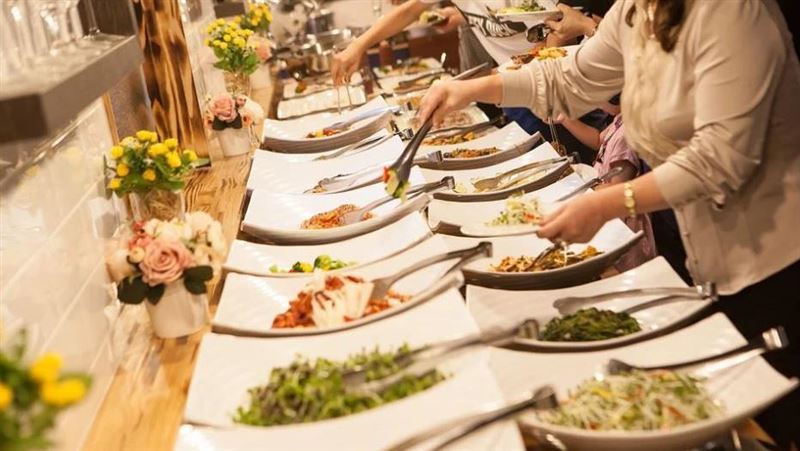 吃自助餐時，內行人都不碰這「2種食物」