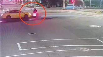 騎士闖紅燈遭小黃撞飛！現場狼藉3傷送醫