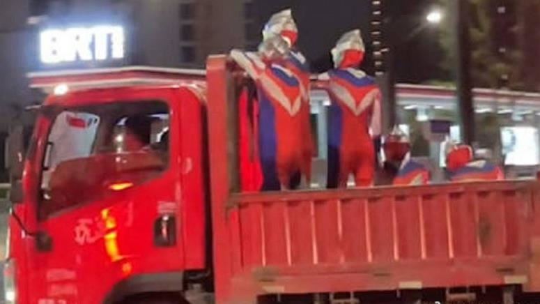 一卡車「鹹蛋超人」遭攔查！碰警慘被團滅