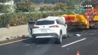 開自駕未注意！休旅車撞工程車車頭全毀