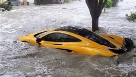 Andy老爹貼出超跑麥拉倫（McLaren）泡水照。（圖／翻攝自Andy老爹臉書）