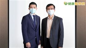 台大小兒部感染科呂俊毅醫師（右一）及藥廠醫學事務處處長葉庭瑜醫師（左一）共同呼籲，流感季節來臨，為避免「免疫負債」危機，建議符合資格的高風險族群儘速接種疫苗。