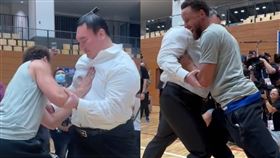 ▲柯瑞（Steph Curry）和湯普森（Klay Thompson）挑戰相撲，用盡全力卻沒辦法撼動相撲選手分毫。（圖／翻攝自勇士推特）