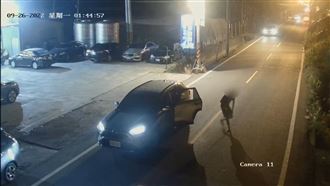 他被耍憤怒開槍　但下秒子彈卻掉滿地