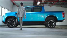 鴻海電動皮卡車MODEL V登場。（圖／翻攝自鴻海官方臉書）