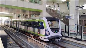 中捷綠線最新形象影片公布台中市政府近日公布台中捷運綠線最新形象影片，透過嬰孩學步、女孩學自行車、少年學開車等意象，強調邁出第一步總是艱難，但市府從未放棄，努力把關務求安全通車，與市民攜手迎向美好未來。（台中市政府提供）中央社記者郝雪卿傳真  110年3月27日