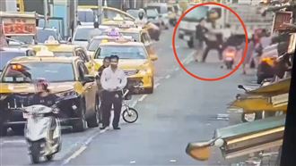 醉男買便當嗆路人：看蝦咪　3男當街扭打