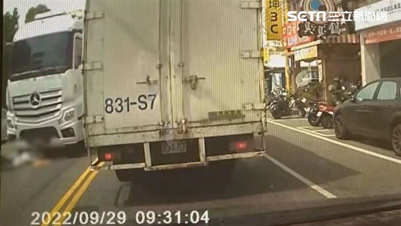 聯結車撞老婦遭吞噬車底　驚險畫面曝光