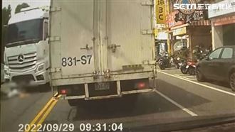 聯結車撞老婦遭吞噬車底　驚險畫面曝光