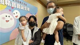 鐘先生（右）取精3次，終成功生雙胞胎女兒。（圖／記者簡浩正攝影）