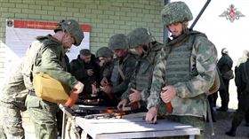 ▲總統普丁宣布動員令後，估計俄羅斯目前已徵到約19萬人。國防部秀正在對「新兵」進行軍事訓練。（圖／翻攝自俄羅斯國防部官網）