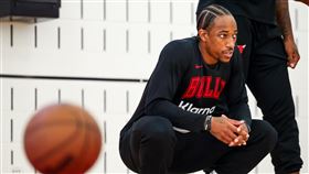 ▲德羅森（DeMar DeRozan）曾在身為自由球員時收到底薪報價，他承認當時感到非常不開心，因此每次遇上那支球隊時都會打得特別認真。（圖／翻攝自公牛推特）