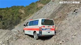 台中市消防局救護車載送蜂螫傷者，在台8線77K靈甫橋遇落石。（圖／民眾提供）