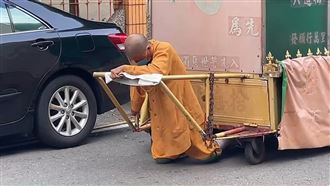 和尚推棺材跪走屏東？真相讓人好感動