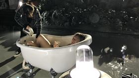 法比歐忍10度低溫泡冷水澡。（圖／Alexander King Chen提供）