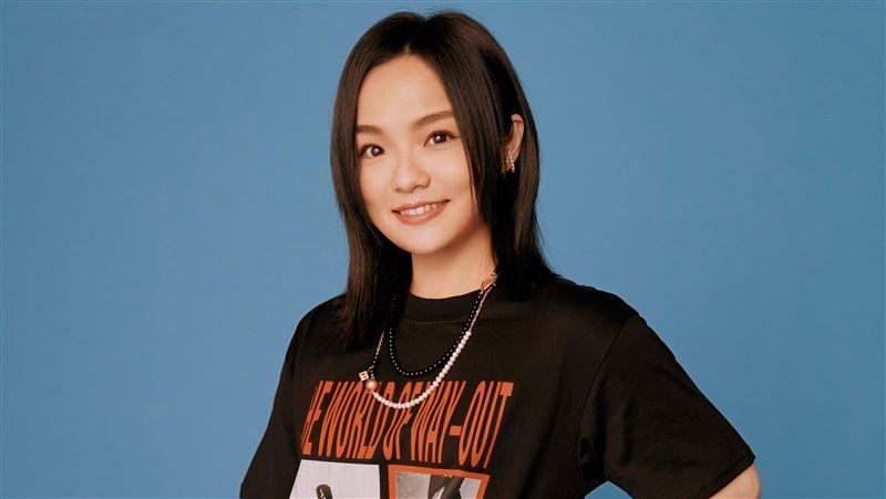 徐佳瑩無預警開直播　懷孕後首露孕肚