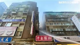 台北市東區大樓竄出火煙，警消急升雲梯車救人。（圖／翻攝畫面）