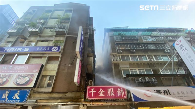 新／北市大樓突竄火煙　警消升雲梯車救人