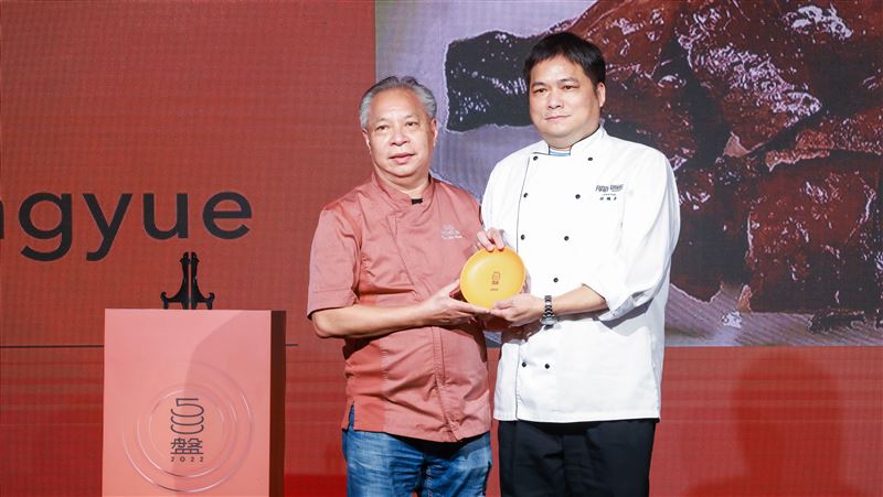 二星名廚領軍！朧粵手吊脆皮雞一咬噴肉汁