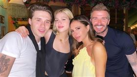 布魯克林（左起）、妮可拉佩茲、維多莉亞及貝克漢。（圖／翻攝自IG）