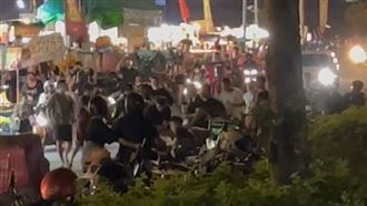 少女被炒撂乾哥打老闆！台中夜市爆大亂鬥