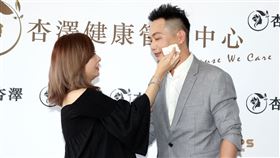 Makiyo身懷六甲和老公出席健康管理活動。（記者邱榮吉/攝影）