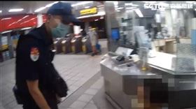 捷運警察替走失的9歲男童尋母。（圖／翻攝畫面）