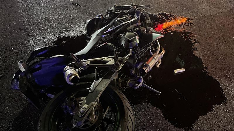 路口狂飆與車相撞「重機全碎」！騎士命危