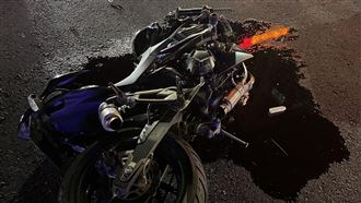 路口狂飆與車相撞「重機全碎」！騎士命危