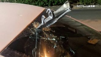 國道天外飛來鋼條　差幾公分險插中駕駛