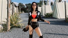 ▲許維恩超辣打扮在高巢休閒農場拍照。（圖／翻攝自維恩原創）