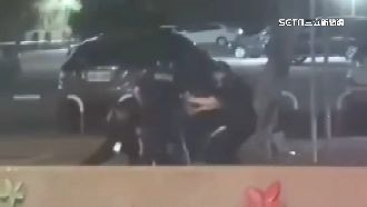 違停還鬧事！男揪20人包圍警察反遭壓制