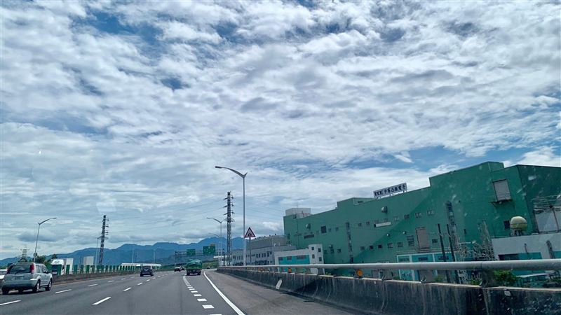 客運開進地磅站！「職業病」讓國道警笑翻