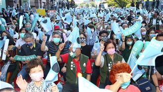 陳時中競總現場破萬！王必勝帶老婆引騷動