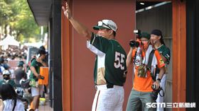 ▲統一獅外野手潘武雄引退賽前幫球迷簽名。（圖／記者劉彥池攝影）