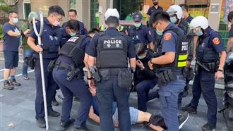 竊賊雙刀+汽油彈闖市場1警被砍傷