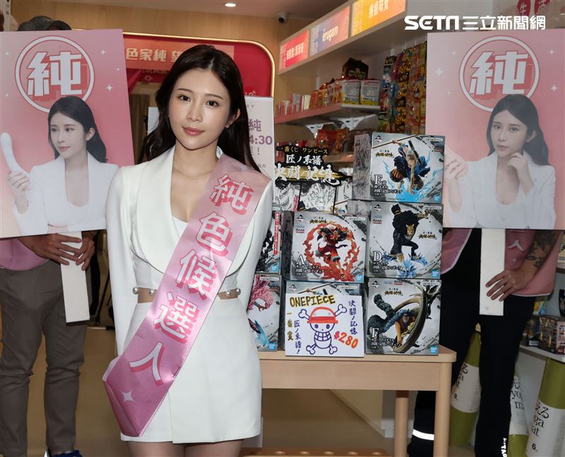 鄭家純化身「純色候選人」在台北公館商圈展開拜會行程。（記者邱榮吉/攝影）