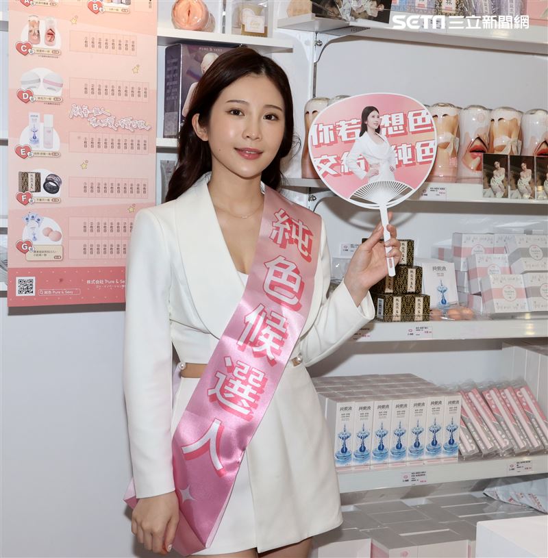 鄭家純化身「純色候選人」在台北公館商圈展開拜會行程。（記者邱榮吉/攝影）