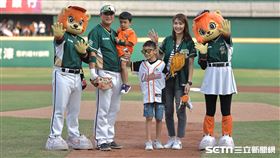 ▲統一獅外野手潘武雄一家人在引退賽開球合影。（圖／記者劉彥池攝影）