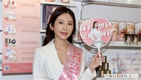 鄭家純化身「純色候選人」在台北公館商圈展開拜會行程。（記者邱榮吉/攝影）