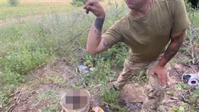 烏克蘭士兵對俄兵人頭灑鹽。（圖／翻攝自推特@Ramy_Sawma）